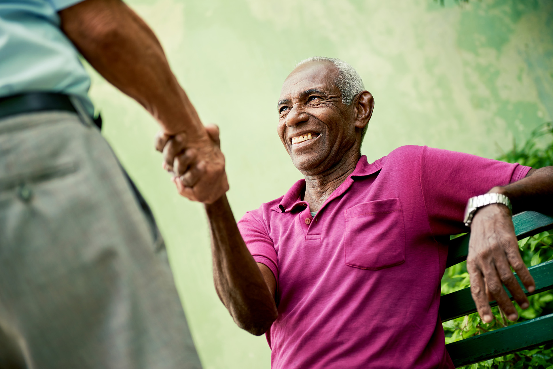 Patient senior souriant lors d'une consultation auditive
